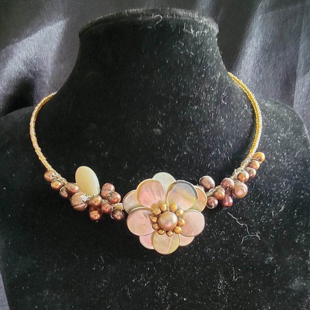Stylish Mother of Pearl Dyed Flower Choker Necklace